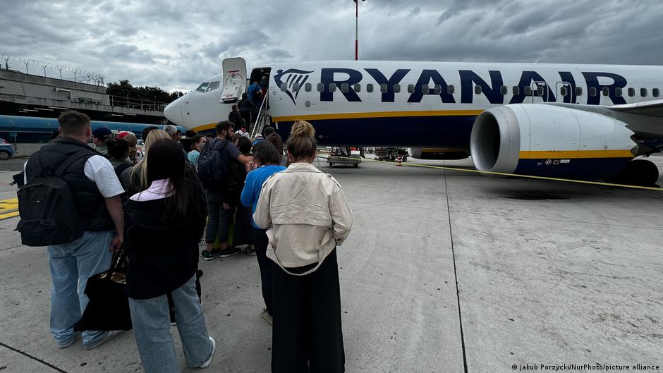 Ryanair faces massive fine in Italy over 'abusive strategy' – DW – 12/23/2025
