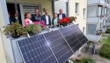 Cheaper, cleaner energy drives Germany's balcony-solar boom – DW – 12/18/2025