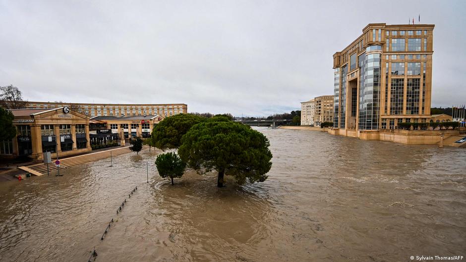 Severe flooding hits towns in south of France – DW – 12/23/2025