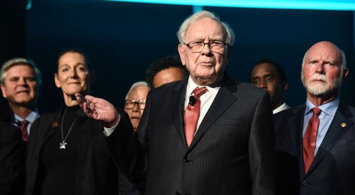 Warren Buffett gave family $10,000 every Christmas but felt they spent it too fast. 4 better ways to use that windfall