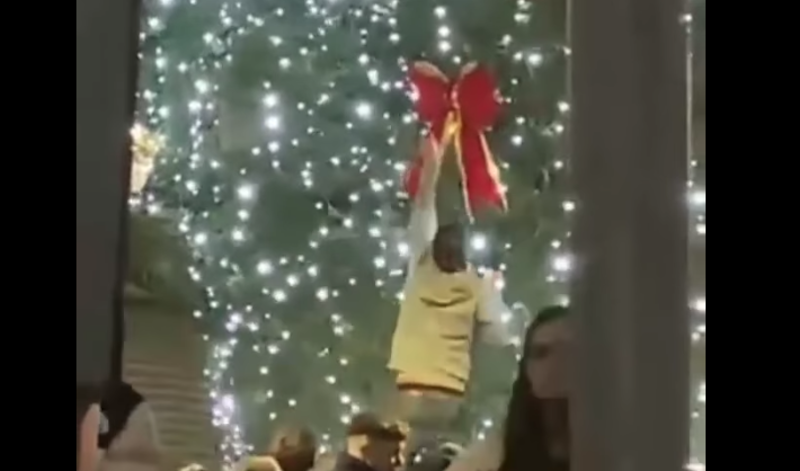 Gardaí notified after ‘idiots’ cause €600 damage to Buncrana Christmas tree