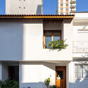 Village House / Peninsula Arquitetura - Exterior Photography, Facade, Door, Balcony