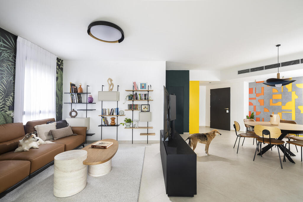 Light tones with touches of color create a warm, inviting atmosphere (Photo: Idan Goor) עיצוב דירה קומפקטית, סטודיו טולה