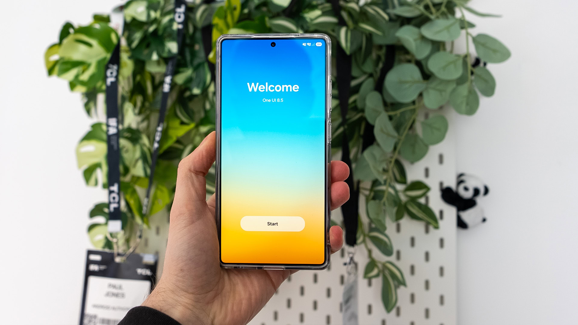 One UI 8.5 Splasg Screen in hand One UI 8.5 Splasg Screen in hand