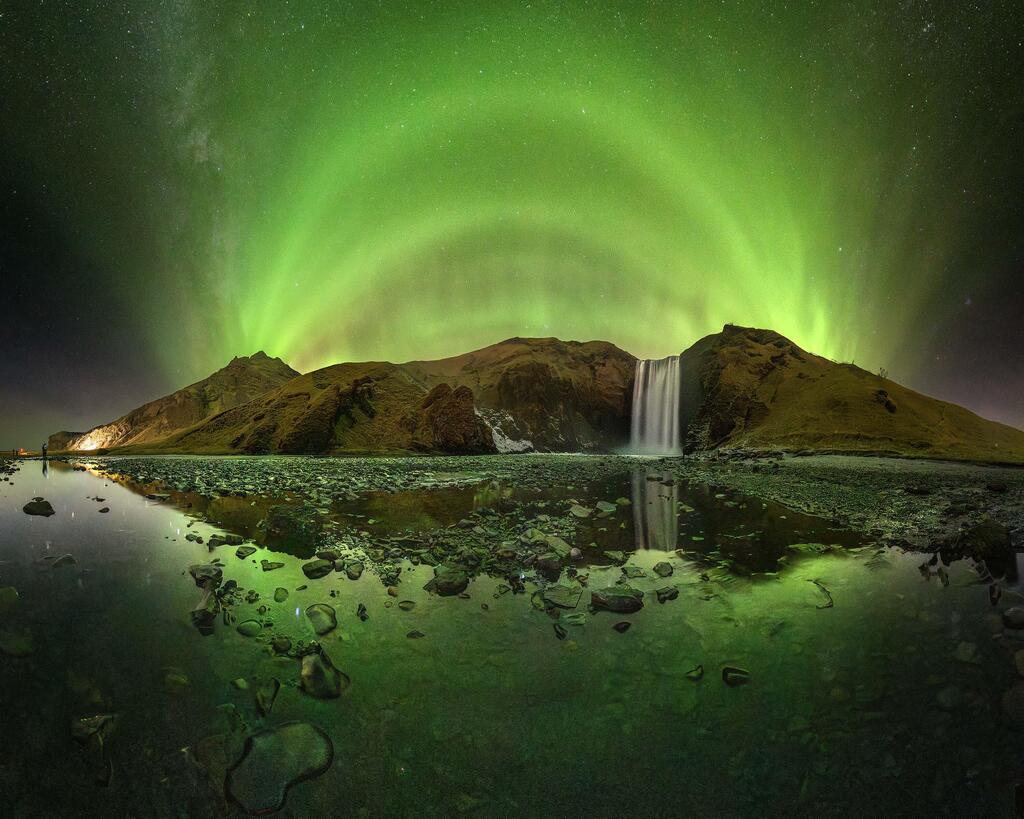 Cathedral of Green Light Rising Over Skógafoss – Skógafoss, Iceland (Victor Lima / The 2025 Northern Lights photographer of the year) צילומי הזוהר הצפוני היפים בעולם