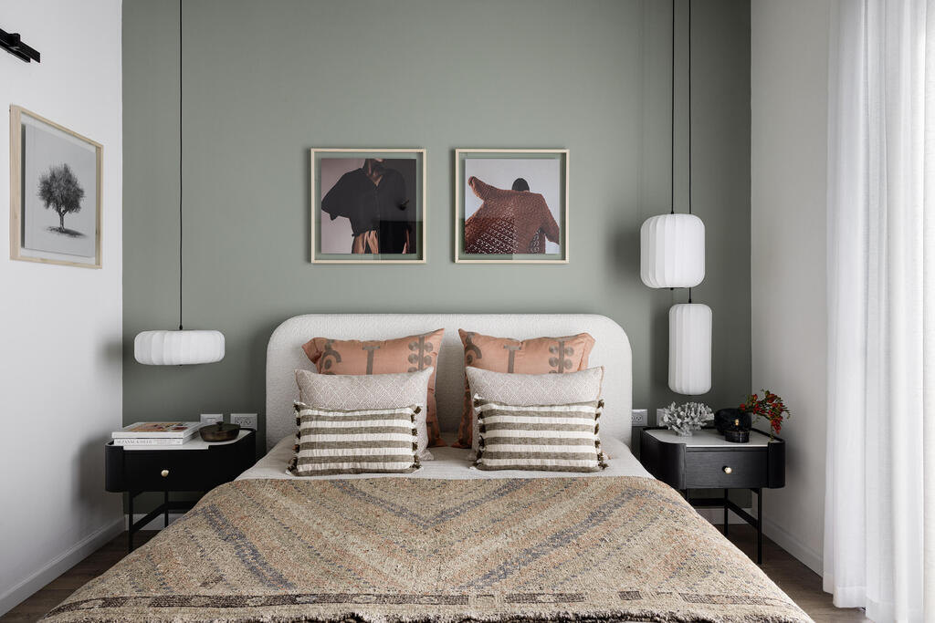 A single wall in a deep color adds depth (Photo: Itay Benit) בית בשרון בתכנון עיצוב נירית פרנקל וקרן ניב טולדנו