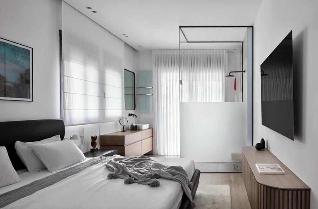 Using glass and transparency helps create a sense of space (Photo: Shai Gil) עיצוב פזית וינר