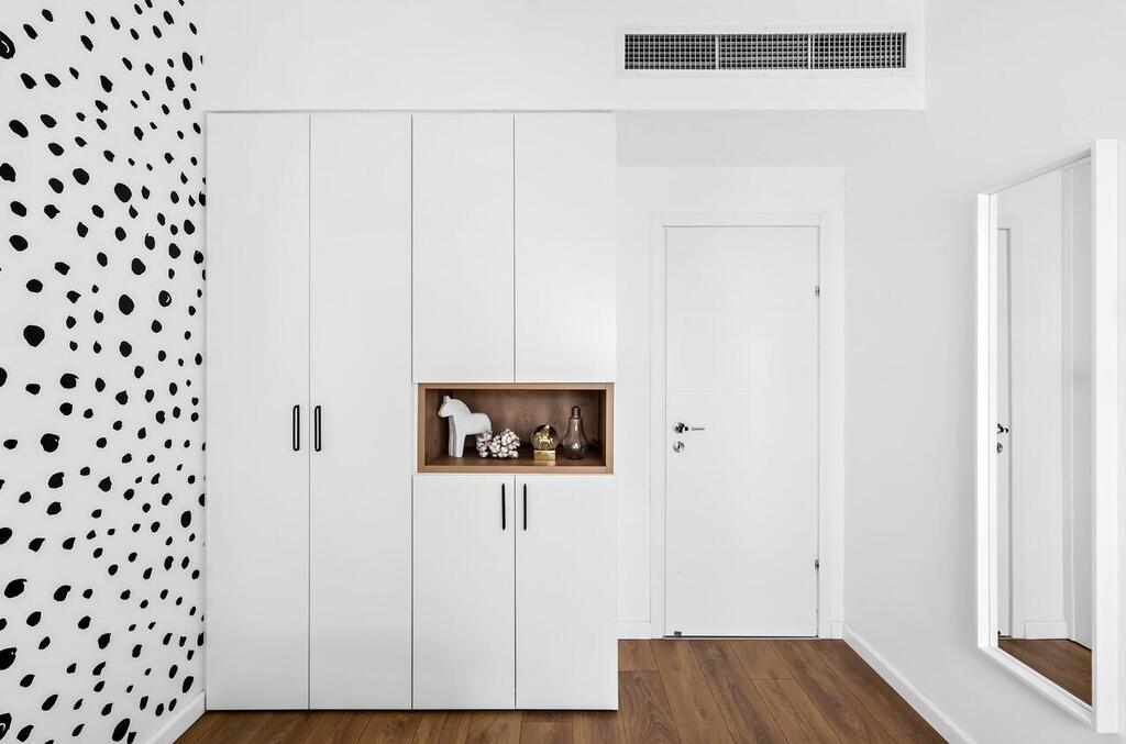 Floor-to-ceiling closet (Photo: Maor Moyal) ארון עד התקרה, עיצוב: יעל שביט, ארונות ריביירה