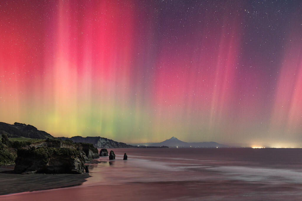 Guardians of the Aurora – Taranaki, New Zealand (Daniel Mickleson / The 2025 Northern Lights photographer of the year) צילומי הזוהר הצפוני היפים בעולם