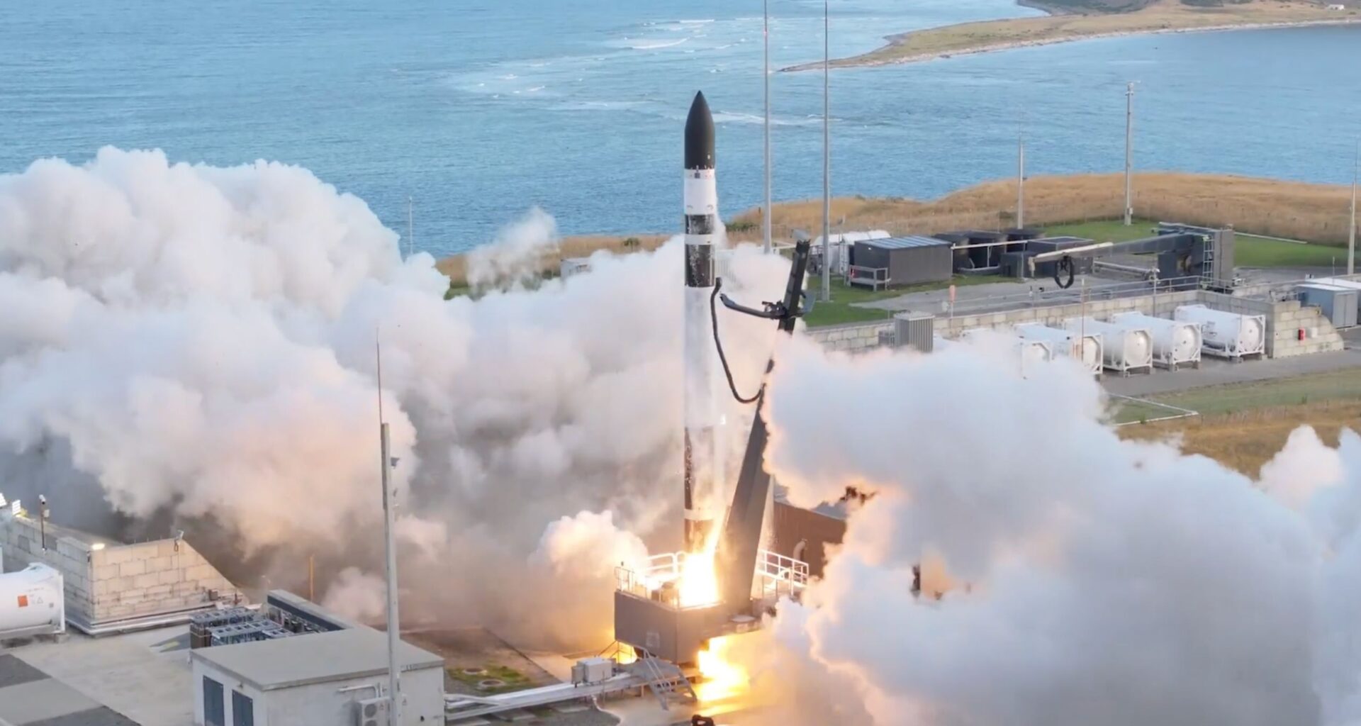 Rocket Lab launches final mission of 2025, sends Japanese Earth-observing satellite to orbit (video)