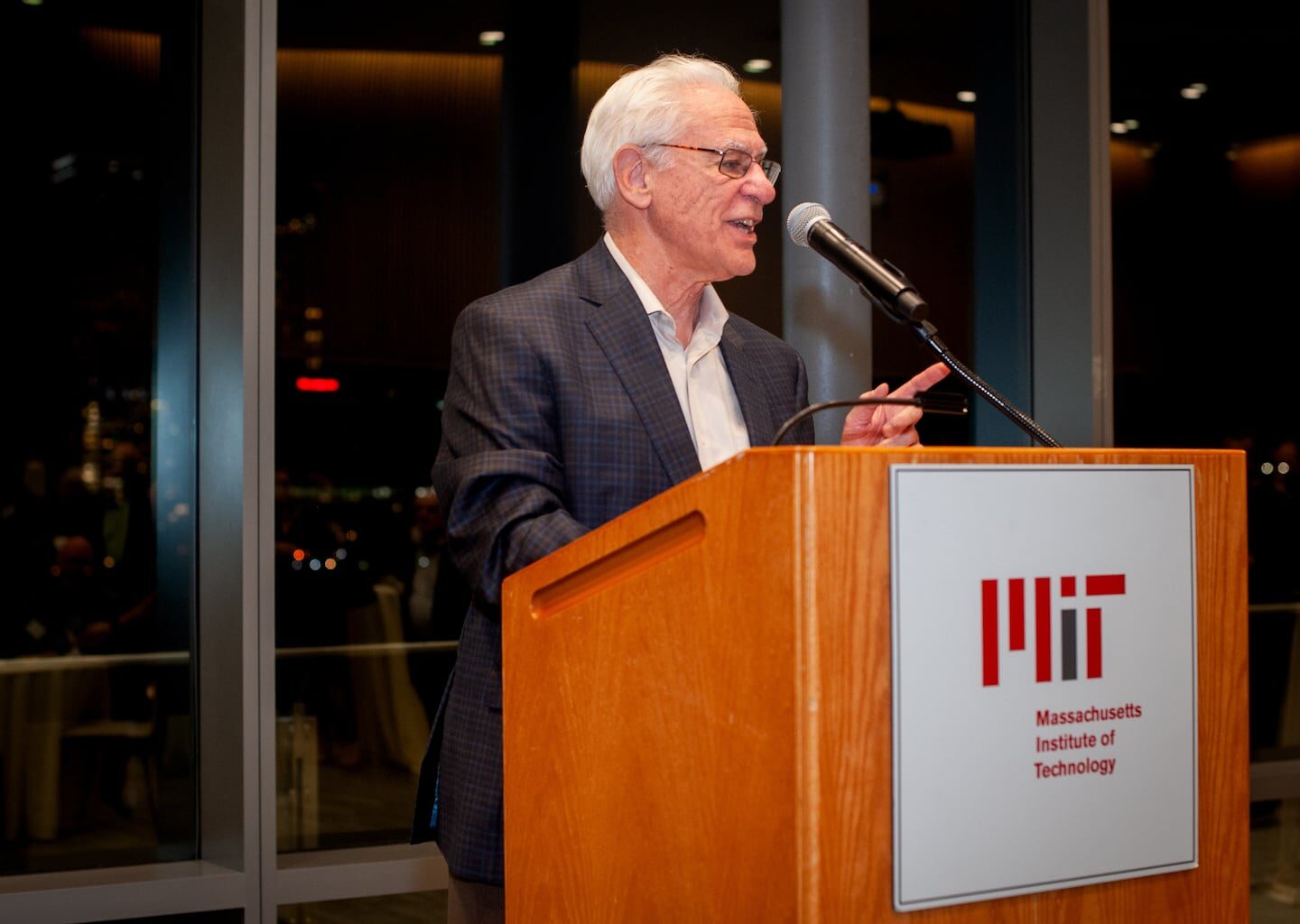 Former Bose president Sherwin Greenblatt speaks at an MIT event.