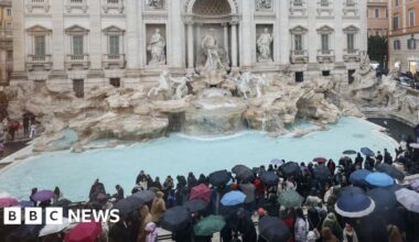 Tourists to face €2 fee to get near Trevi Fountain