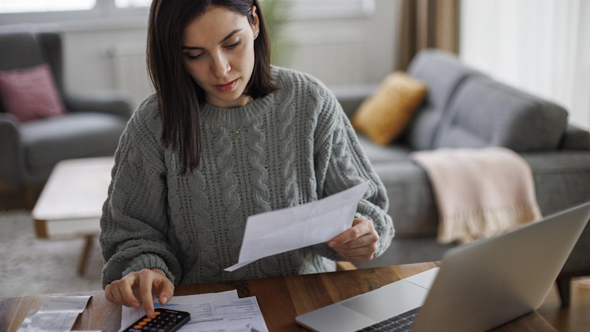 6 Simple Ways To Become More Disciplined With Money, According to Rachel Cruze