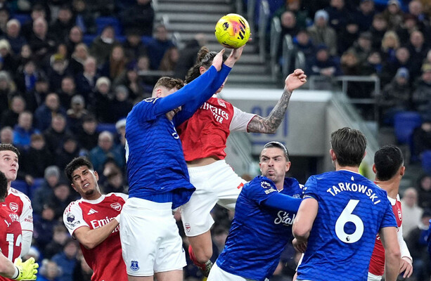 Arsenal win at Everton to make sure of Christmas number one spot