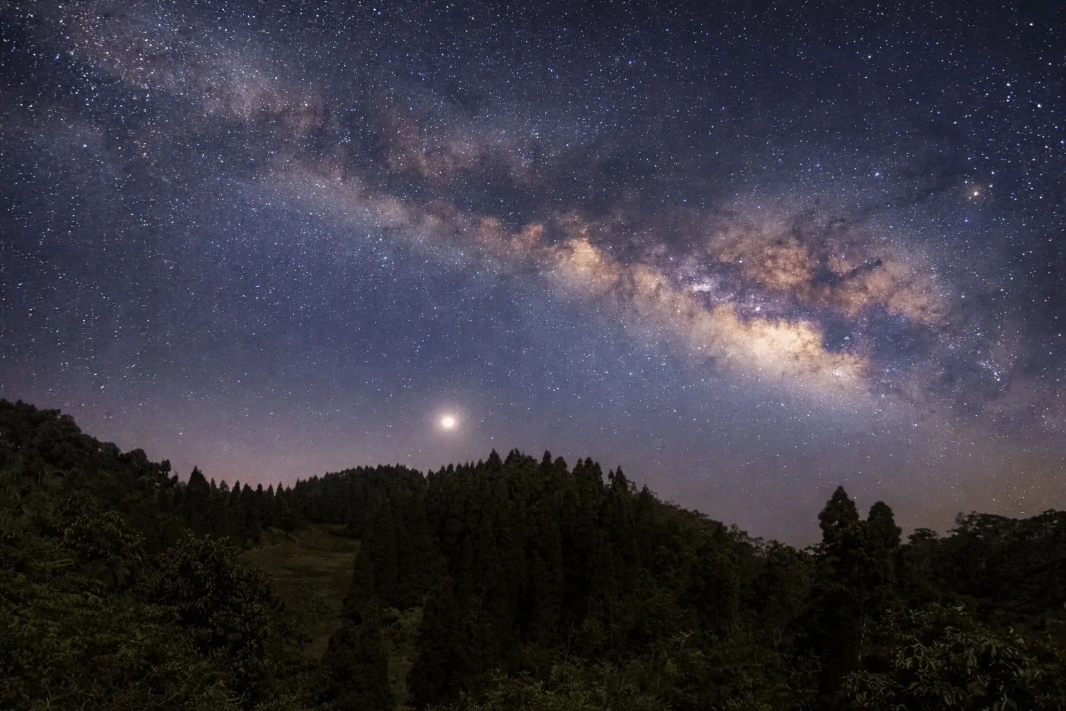 Night Sky Today: What to See Tonight on Christmas Eve, Dec. 24, 2025 — Crescent Moon, Saturn, Jupiter, ISS Flyby and Aurora Chances