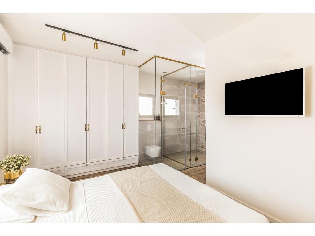 Incorporating glass into a small room (Photo: Einat Dekel) שילוב זכוכית בחדר קטן, עיצוב: מיטל כנען - סטודיו מומה דיזיין