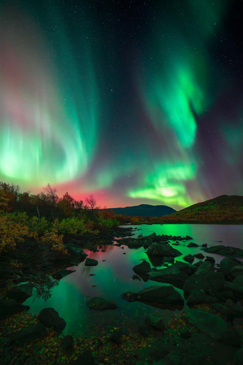 One Autumn Night – Abisko, Sweden (Jesús Garrido / The 2025 Northern Lights photographer of the year) צילומי הזוהר הצפוני היפים בעולם