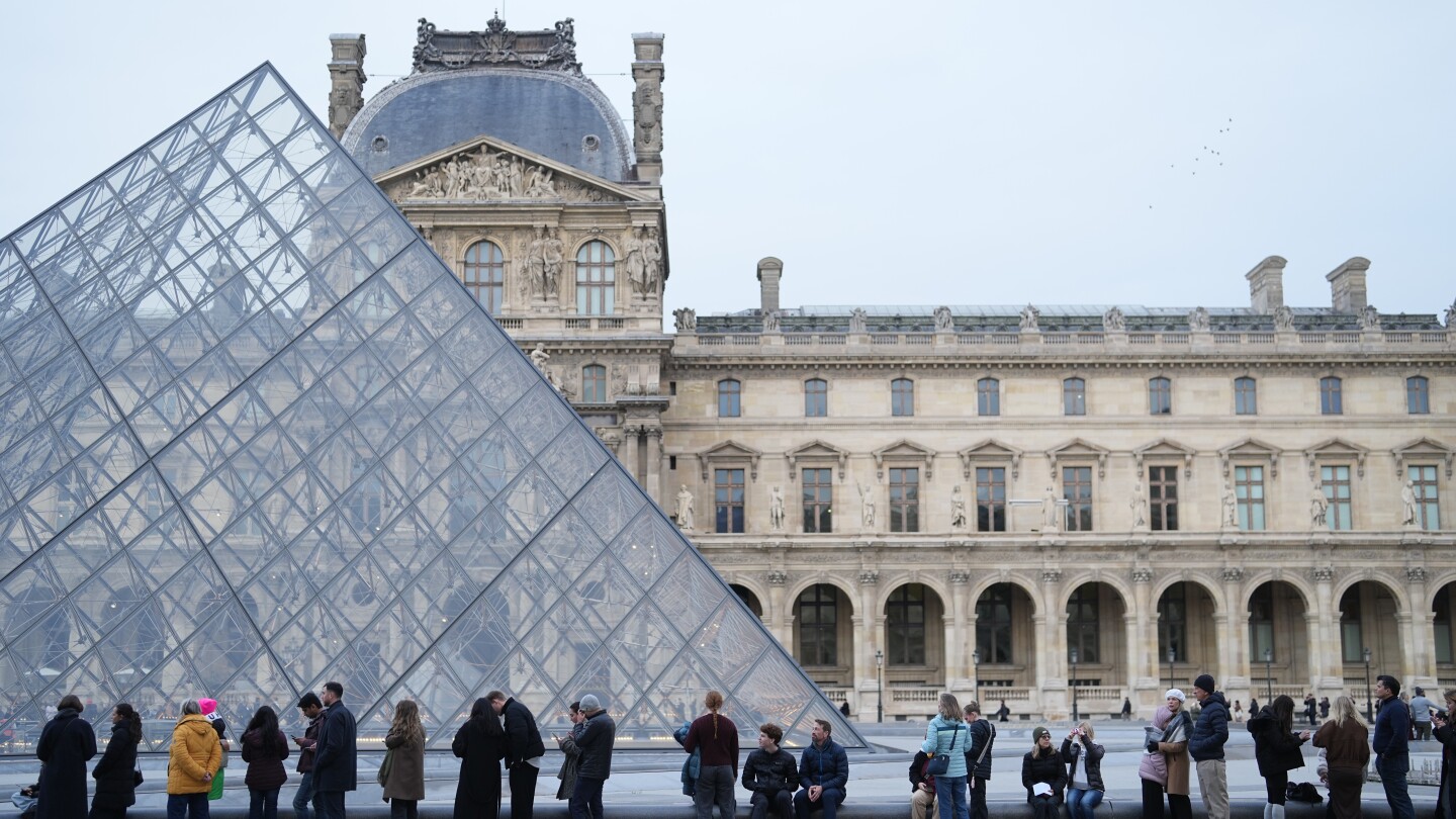 Louvre in Paris reopens as museum staff pause strike