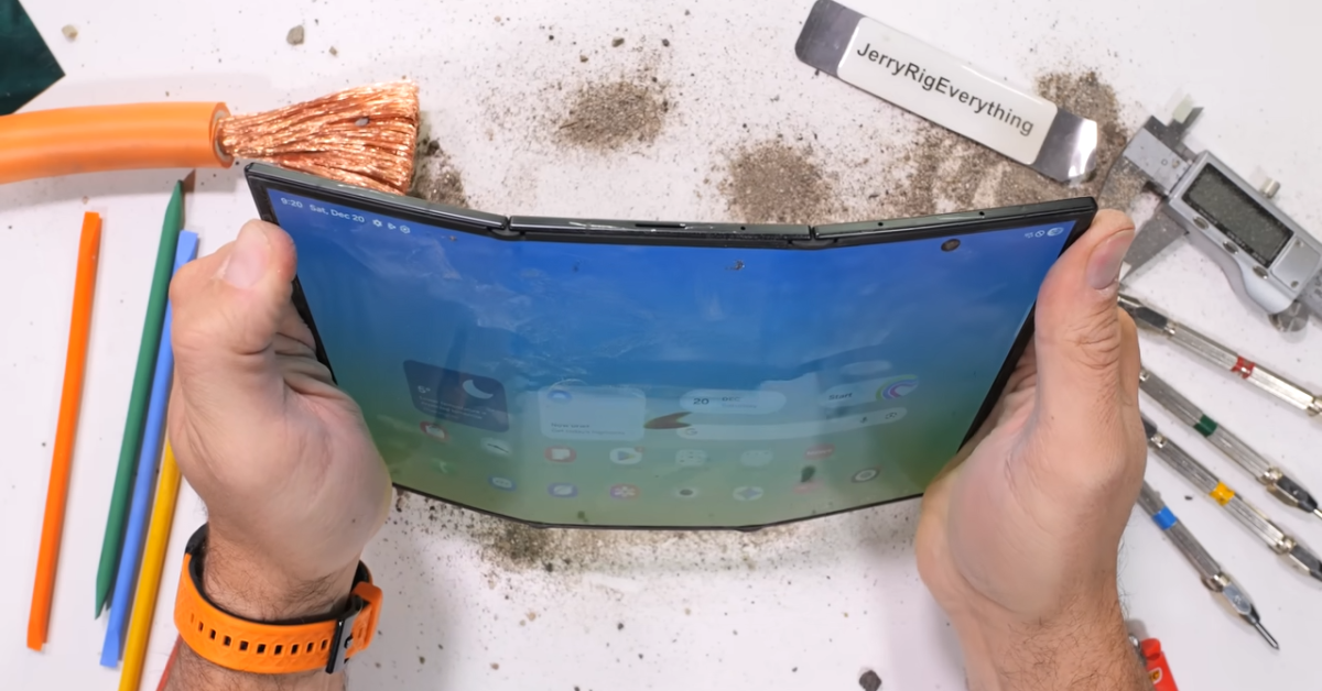 JerryRigEverything bends the Samsung Galaxy Z TriFold beyond its limits.