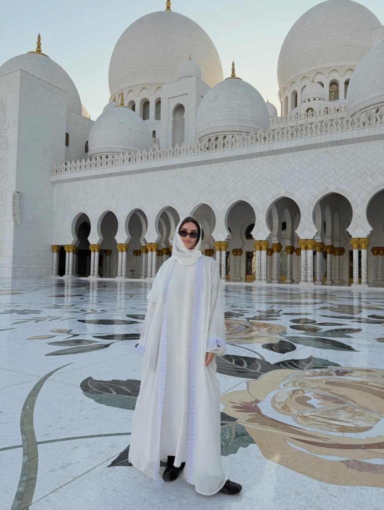 Emily Ratajkowski explores Abu Dhabi for the first time in an all-white  abaya.