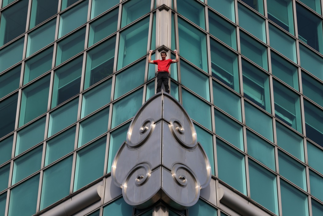 Alex Honnold climbing the Taipei 101 skyscraper.