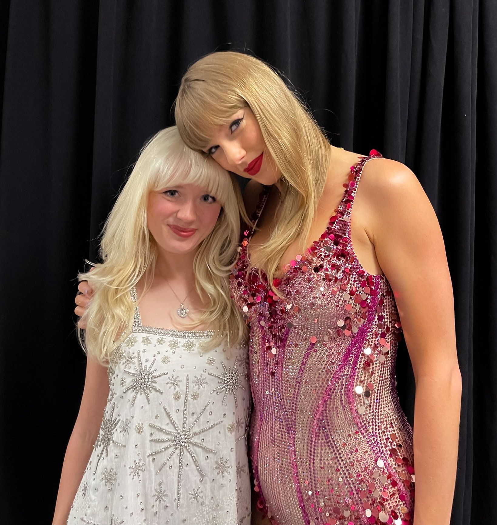 Maisie Peters and Taylor Swift posing together.