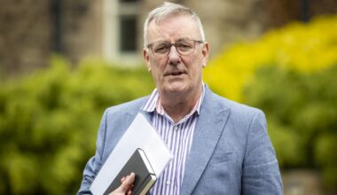 UUP's Mike Nesbitt to stand down as party leader