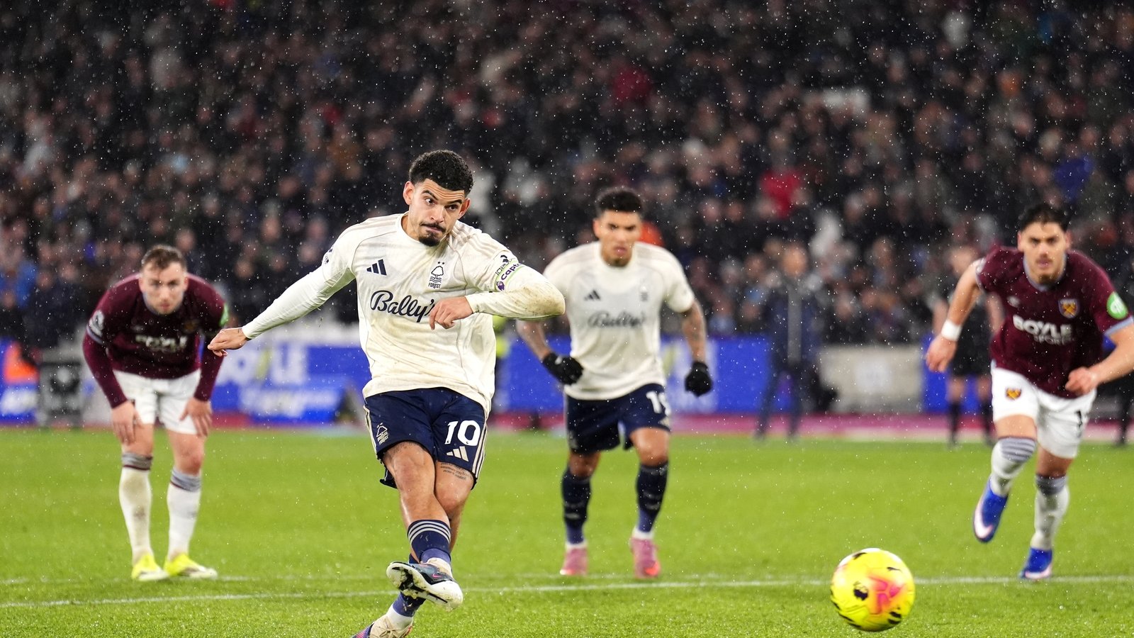 Woes deepen for Hammers as Forest grab late victory