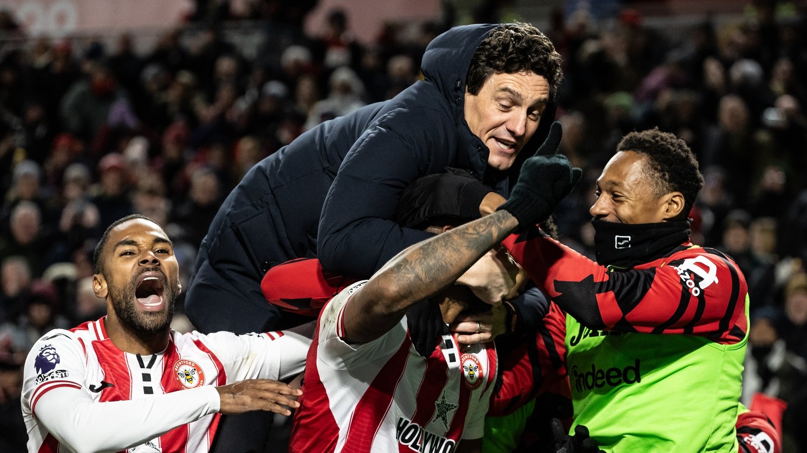 Andrews' Bees buzz, Spurs struggle