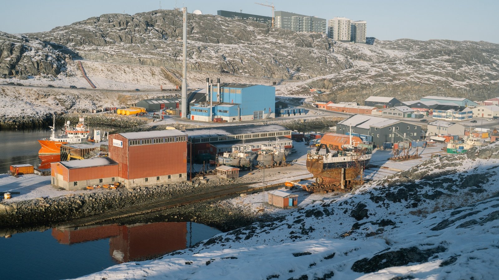 Macron convenes emergency meeting to discuss Greenland