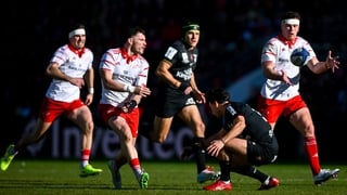 11 January 2026; Calvin Nash of Munster makes a pass to team-mate Tom Farrell during the Investec Champions Cup match between RC Toulon and Munster at Stade Felix Mayol in Toulon, France. Photo by Shauna Clinton/Sportsfile