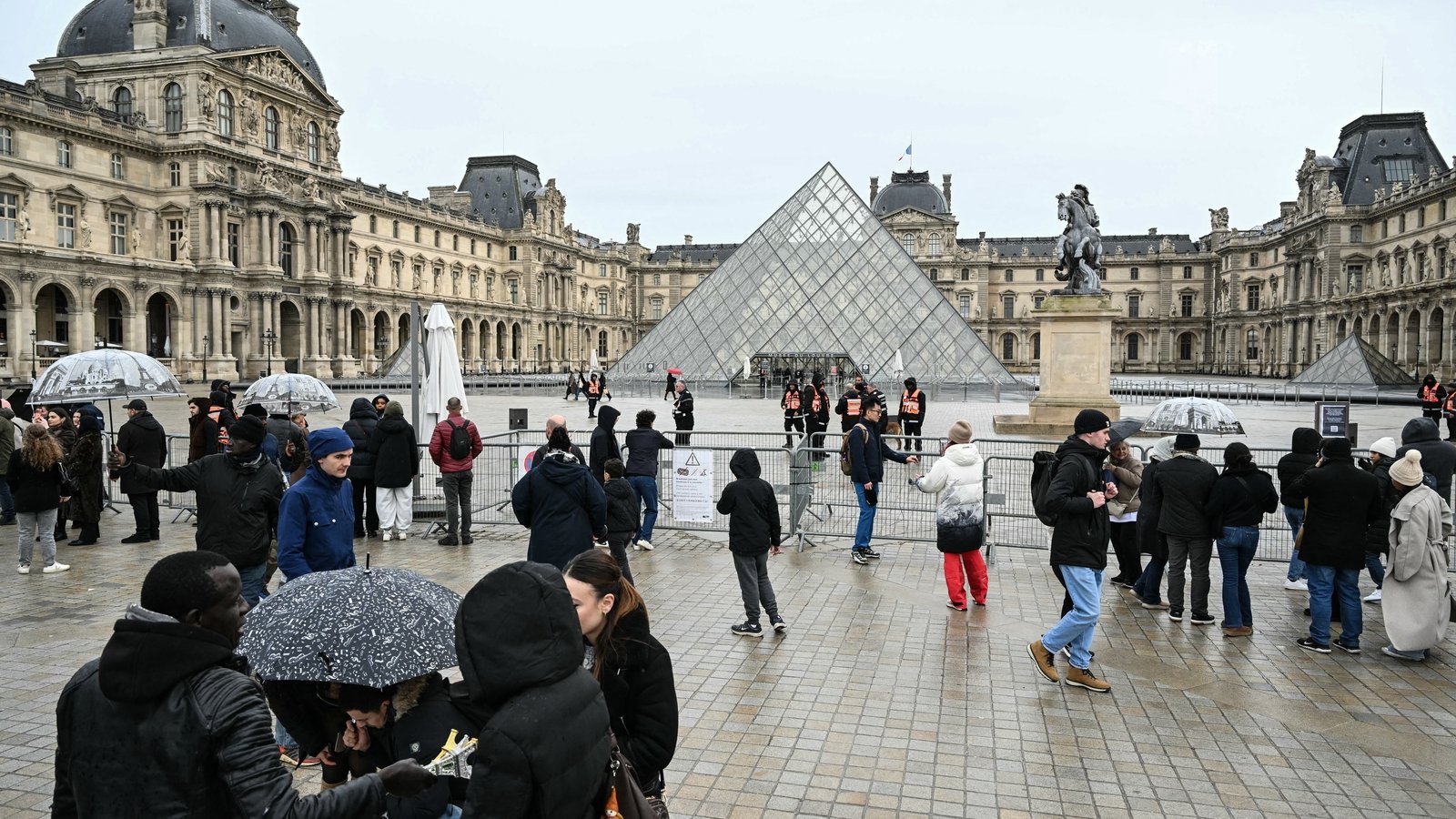 Louvre fare hikes for non-European tourists spark outcry
