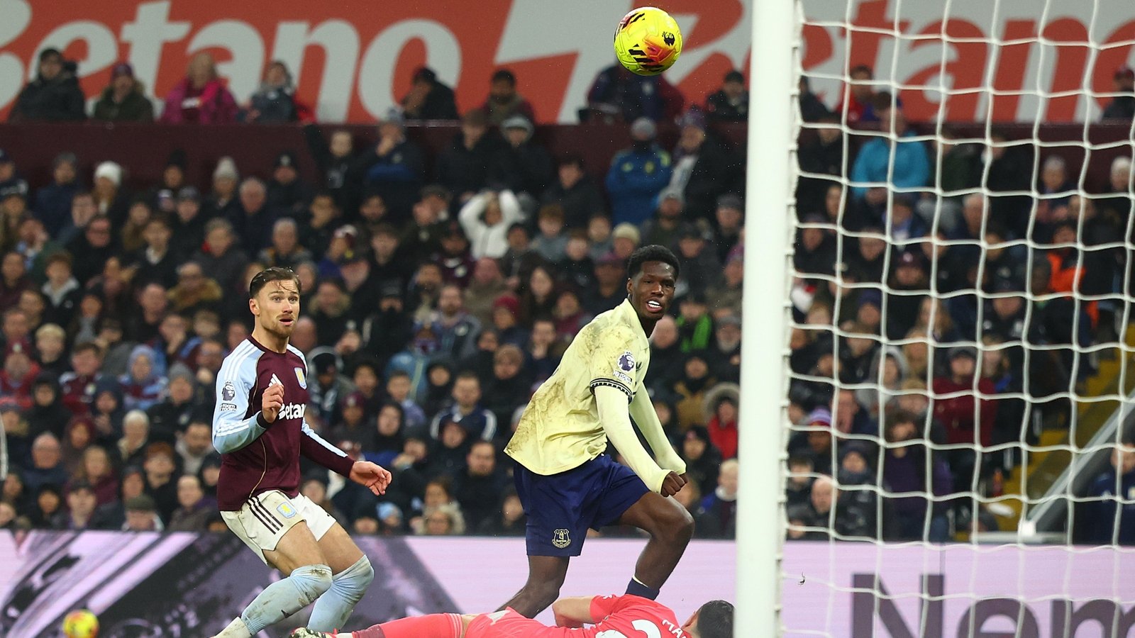 Everton win to deny Villa's bid to close on summit