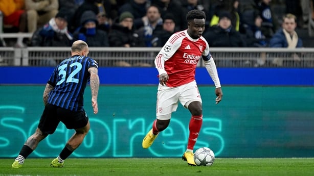 Bukayo Saka of Arsenal runs with the ball whilst under pressure from Federico Dimarco of FC Internazionale Milano during the UEFA Champions League 2025/26 League Phase MD7 match between FC Internazionale Milano and Arsenal FC at Stadio San Siro on January 20, 2026 in Milan, Italy.