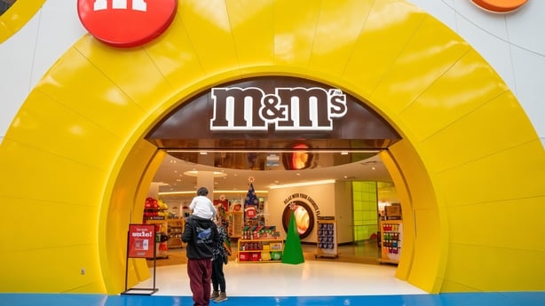 outside of an M&M shop