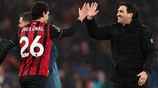 BOURNEMOUTH, ENGLAND - JANUARY 24: Bournemouth Manager Andoni Iraola celebrates the 3-2 win with Enes Unal during the Premier League match between Bournemouth and Liverpool at Vitality Stadium on January 24, 2026 in Bournemouth, England. (Photo by Shaun Brooks - CameraSport via Getty Images)
