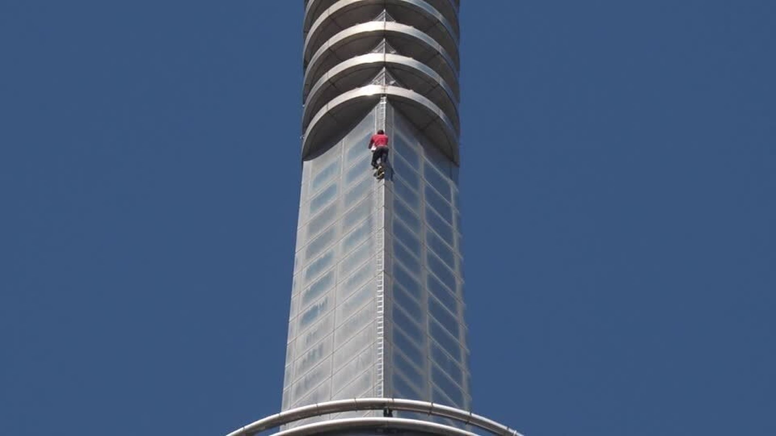 US free-climber scales Taiwan's tallest building