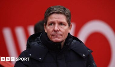 Oliver Glasner watches on during Crystal Palace's game with Sunderland