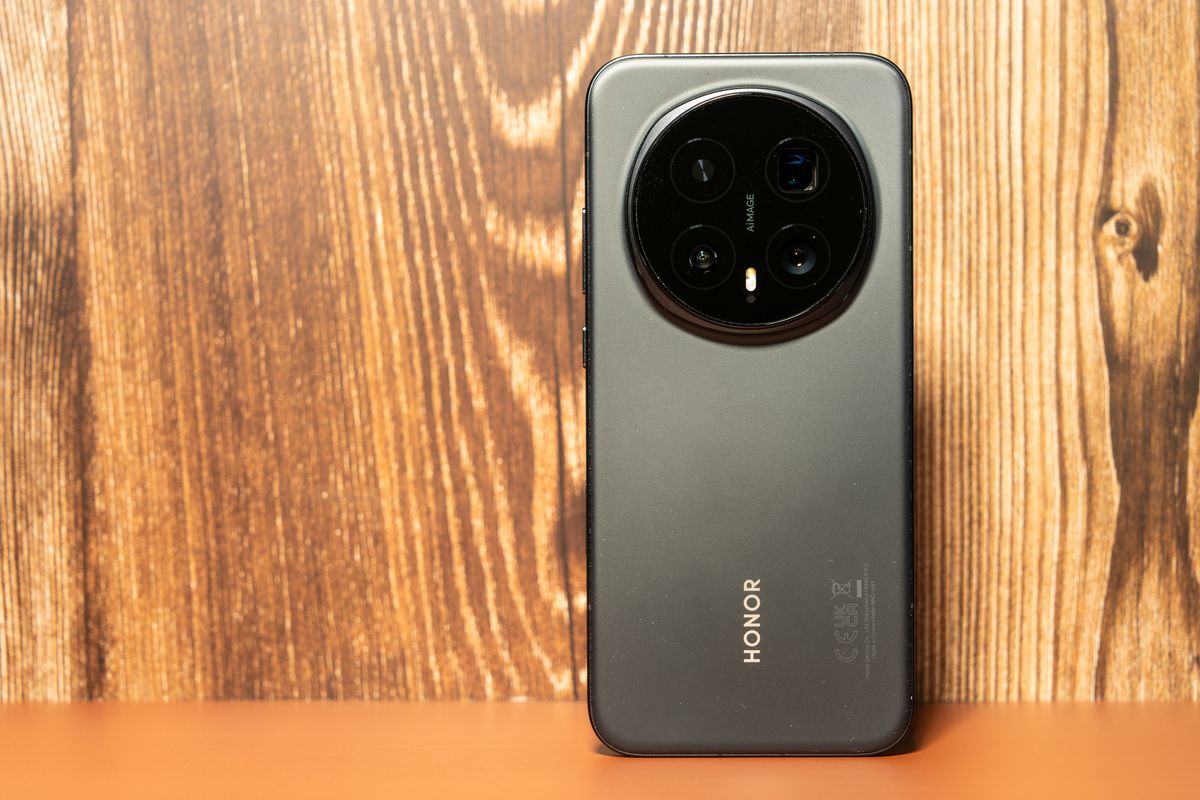 The black rear of Honor Magic 8 Pro 