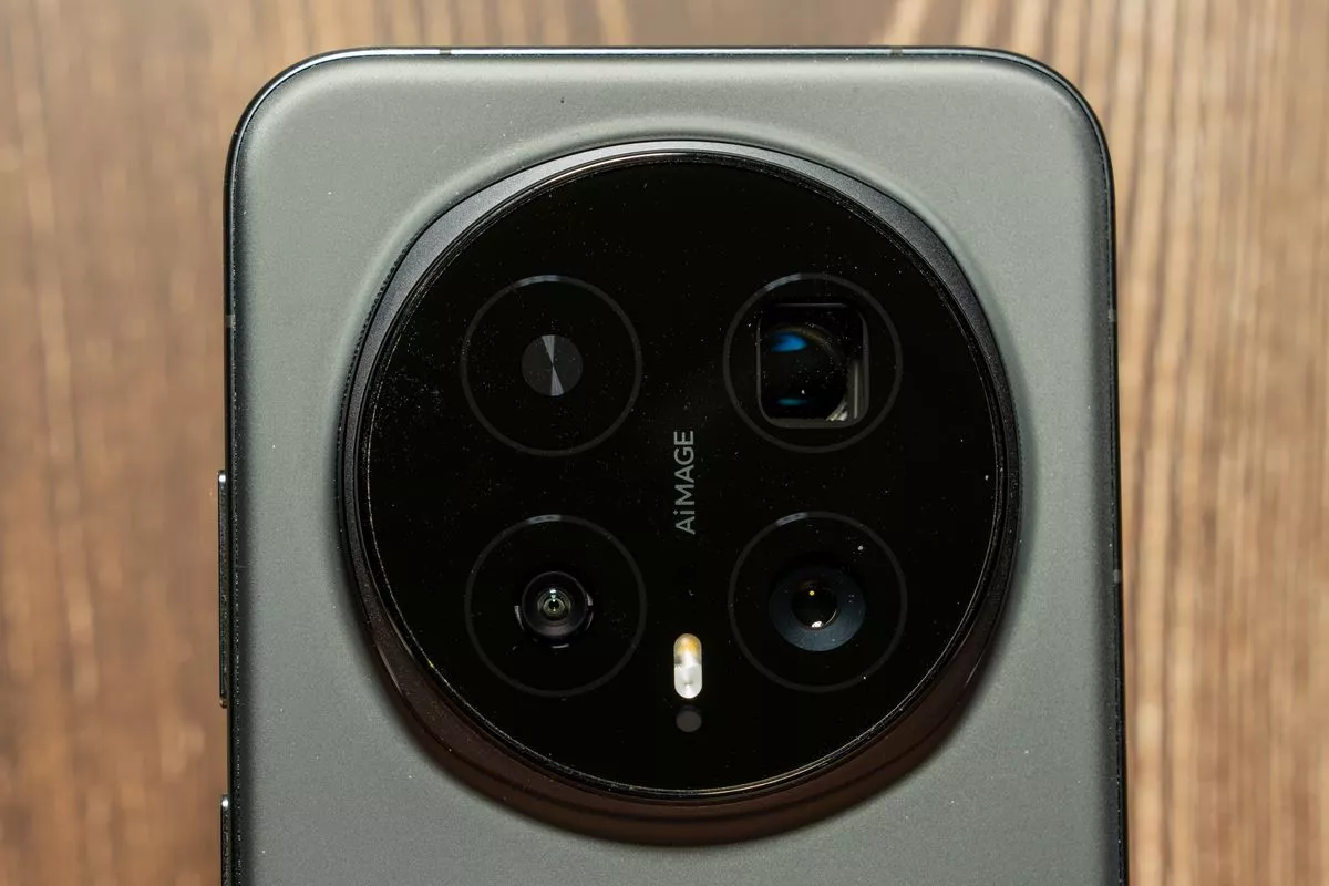 The large circular camera module on Honor Magic 8 Pro