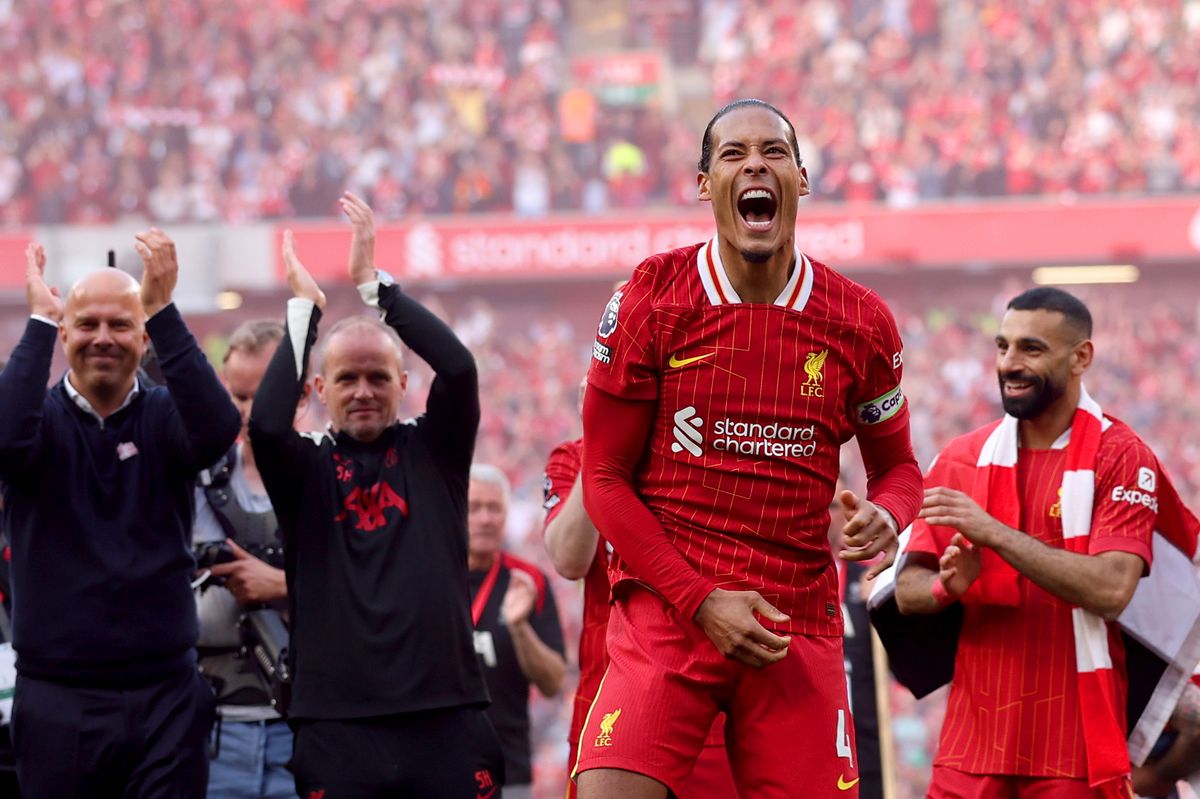 Virgil van Dijk celebrates with Arne Slot