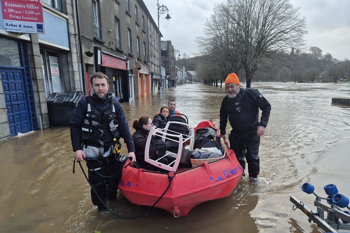Slaney Search and Rescue come to the aid of new born Ollie Micheal Kirwan, his parents Kasey and Stephen and grandmother Elayne in Enniscorthy, Co Wexford on Tuesday morning. Photo: Slaney Search and Rescue.,