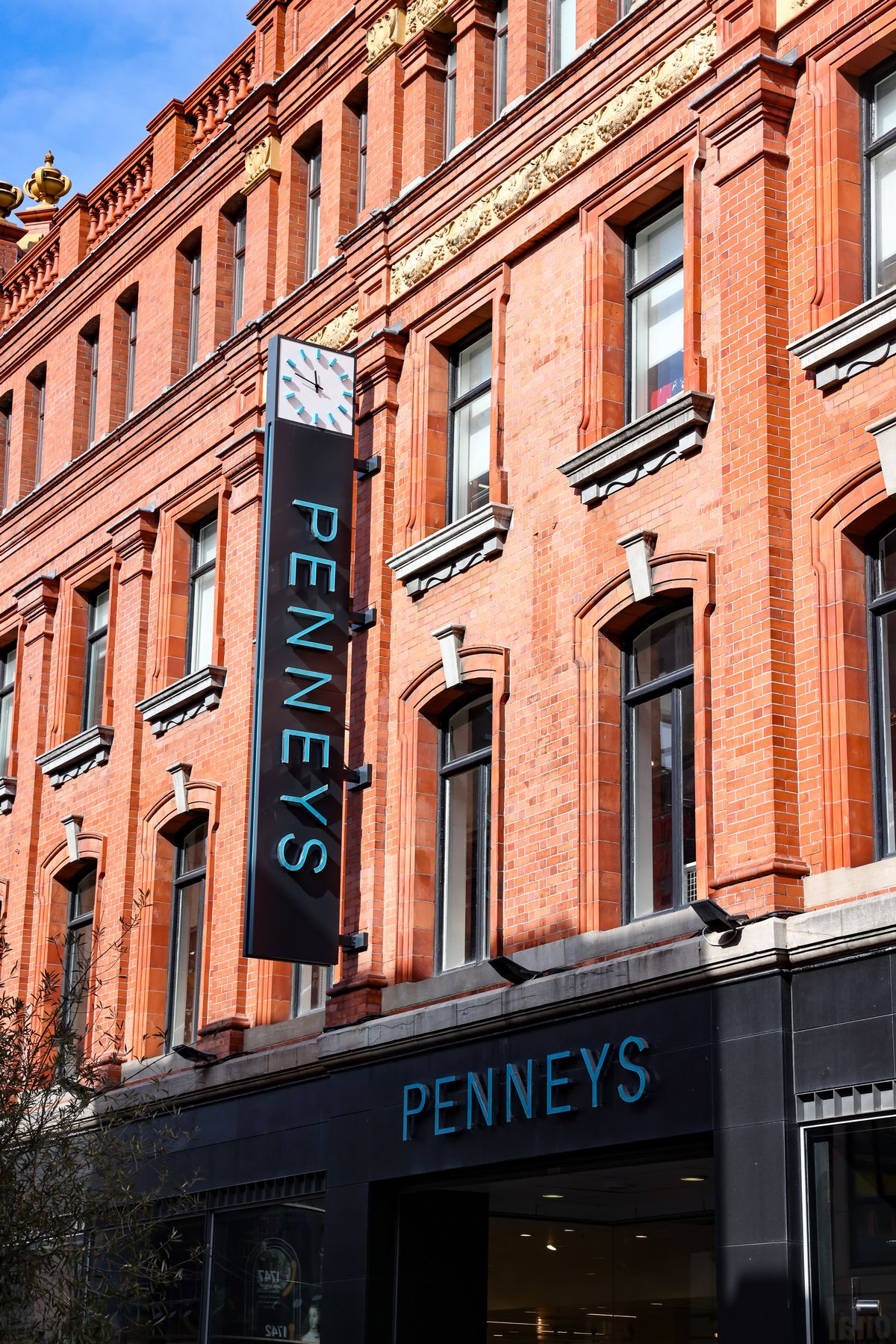 The new store will feature Penneys’ stand-out styles at affordable prices, and fans will be able to shop the latest trends along with popular everyday essentials across womenswear, menswear, kidswear, beauty, and homewar