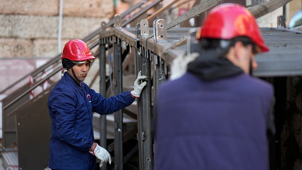 Italy sees rare double dip in both unemployment and available jobs