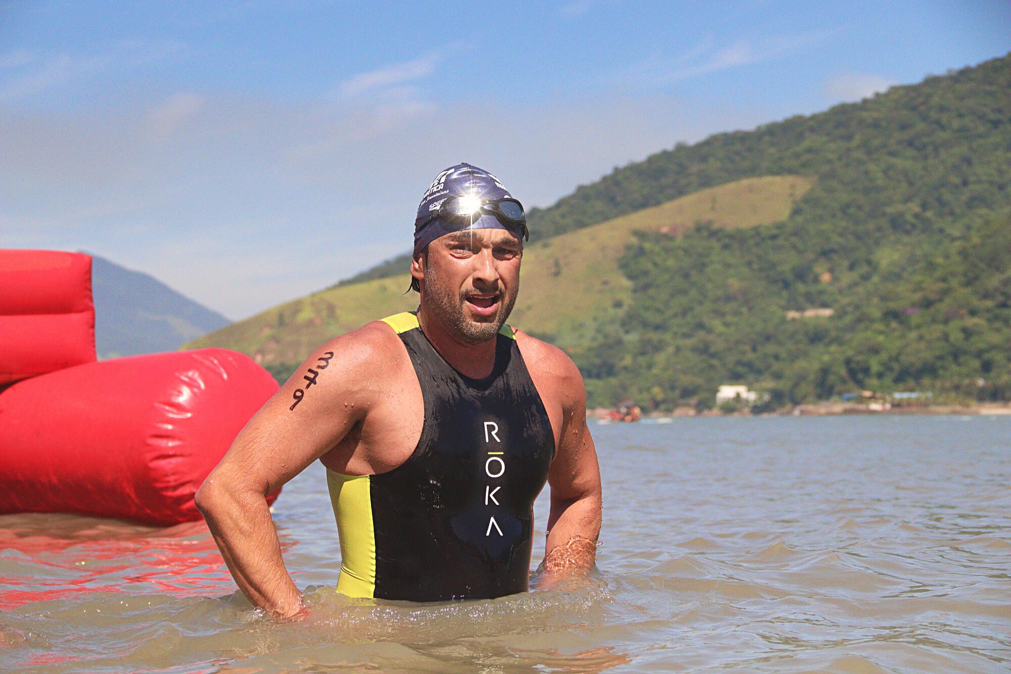 Igor Porciuncula works out in the water. 
