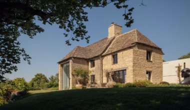 A Glass Extension Sextupled the Size of a 19th-Century Stone Threshing Barn in the Picturesque Cotswolds