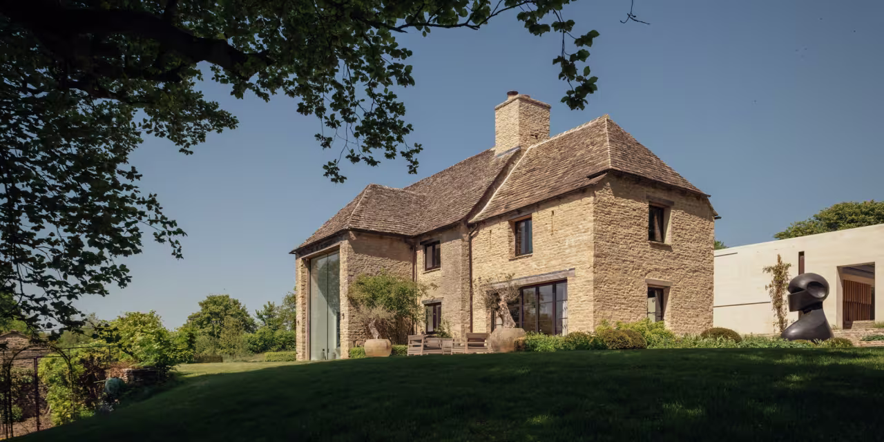A Glass Extension Sextupled the Size of a 19th-Century Stone Threshing Barn in the Picturesque Cotswolds
