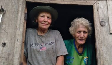 Two sisters, aged 72 and 73, live alone, maintain a vegetable garden, go to the market with milk, and base their care on medicinal plants, demonstrating their routine, income, and self-care in the countryside.
