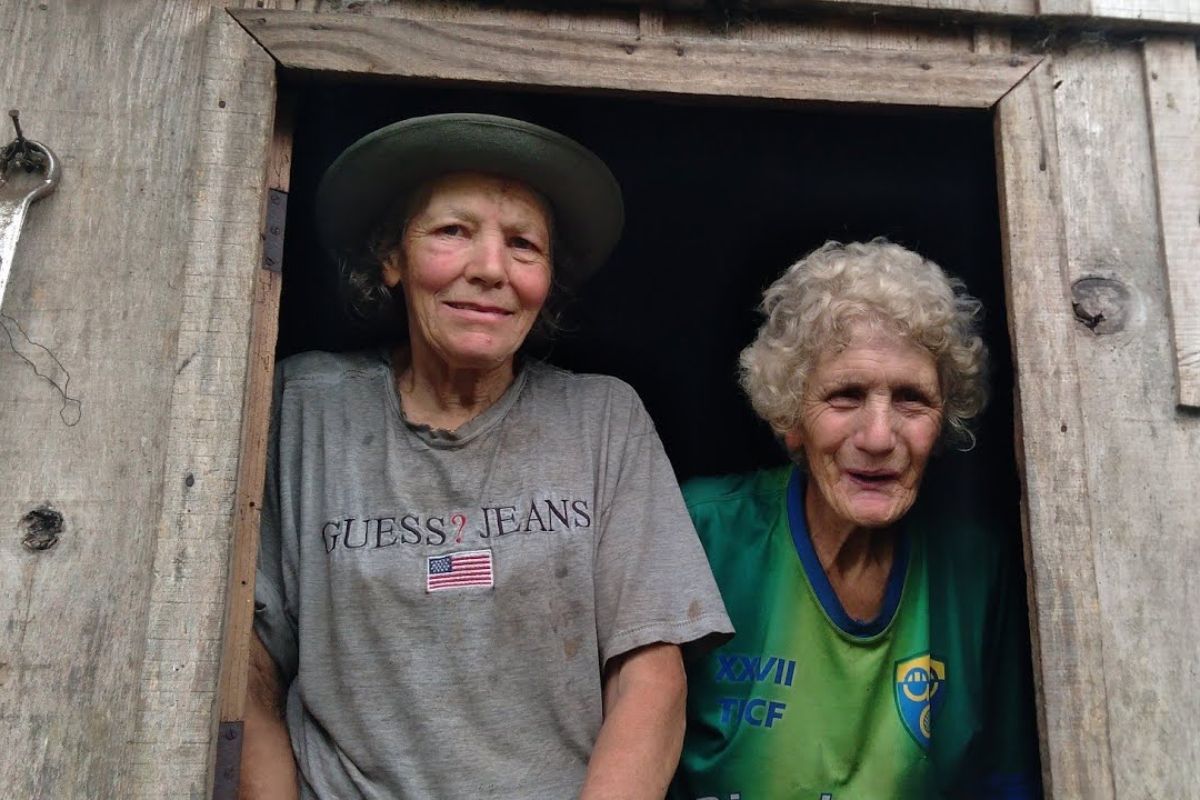 Two sisters, aged 72 and 73, live alone, maintain a vegetable garden, go to the market with milk, and base their care on medicinal plants, demonstrating their routine, income, and self-care in the countryside.