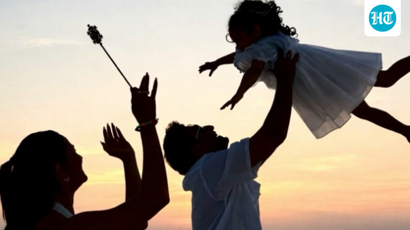 Little Raha plays with dad Ranbir Kapoor in Alia Bhatt’s New Year special picture